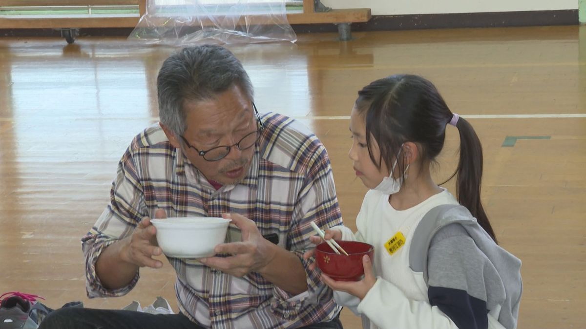 自分たちが栽培したサトイモ作って芋煮づくり　山形市の小学校で児童が祖父母に振る舞う