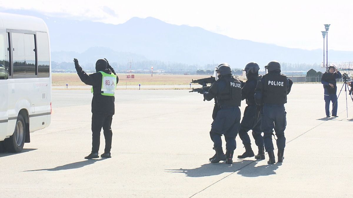 山形空港でハイジャック訓練　定期便が臨時着陸した想定　関係者が役割や情報収集を確認