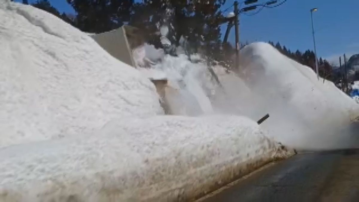 雪の重みで車庫が倒壊の瞬間を撮影　「柱が折れる音やきしむ音がすごかった」山形・小国町