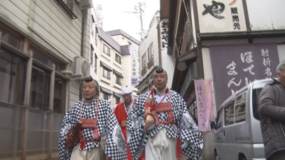 大蔵村肘折温泉で無病息災や五穀豊穣願う伝統行事「さんげさんげ」　餅の振る舞いも