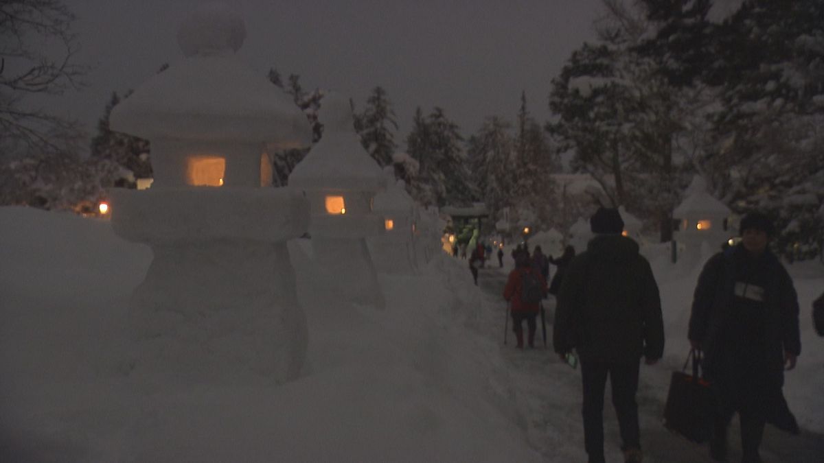 8日からの米沢市の上杉雪灯篭まつりを前にプレ点灯　雪の量は十分