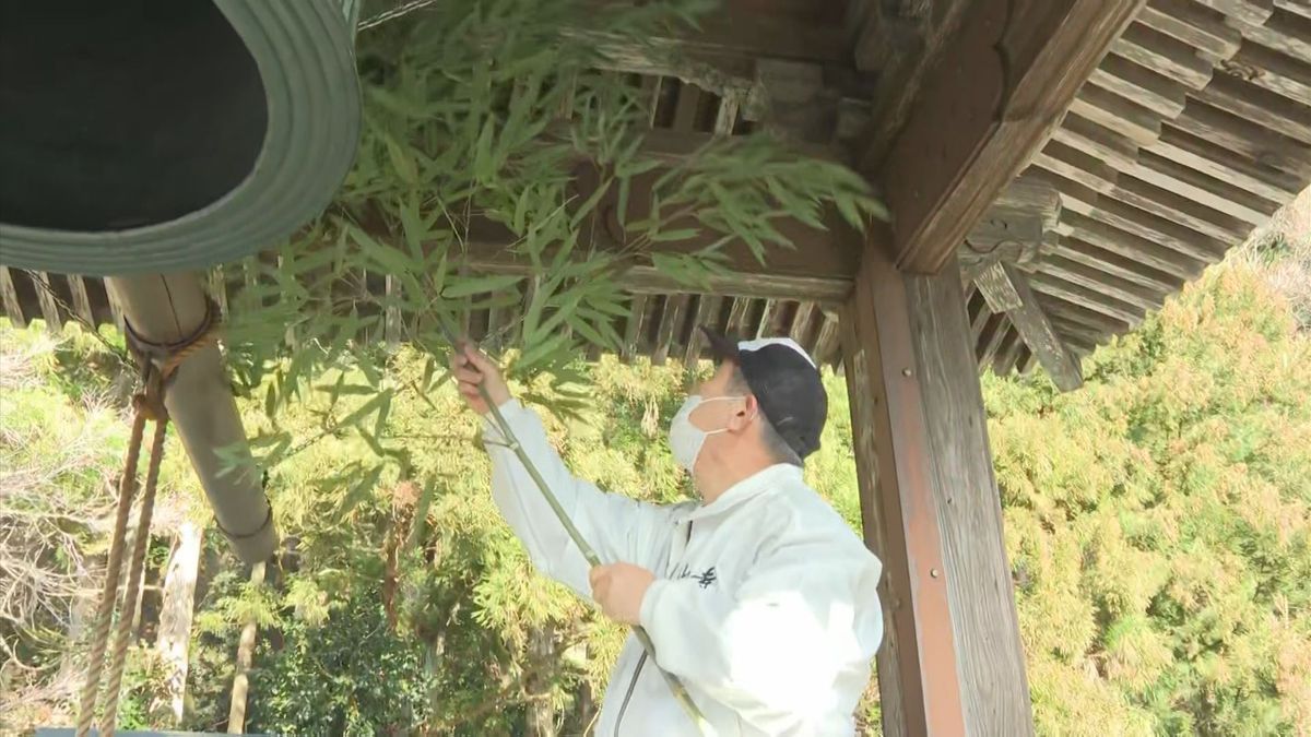 除夜の鐘に向け鐘楼のすす払い　立石寺（山形市）　住職「5類移行で参拝客も増えた。新たな気持ちで新年へ」