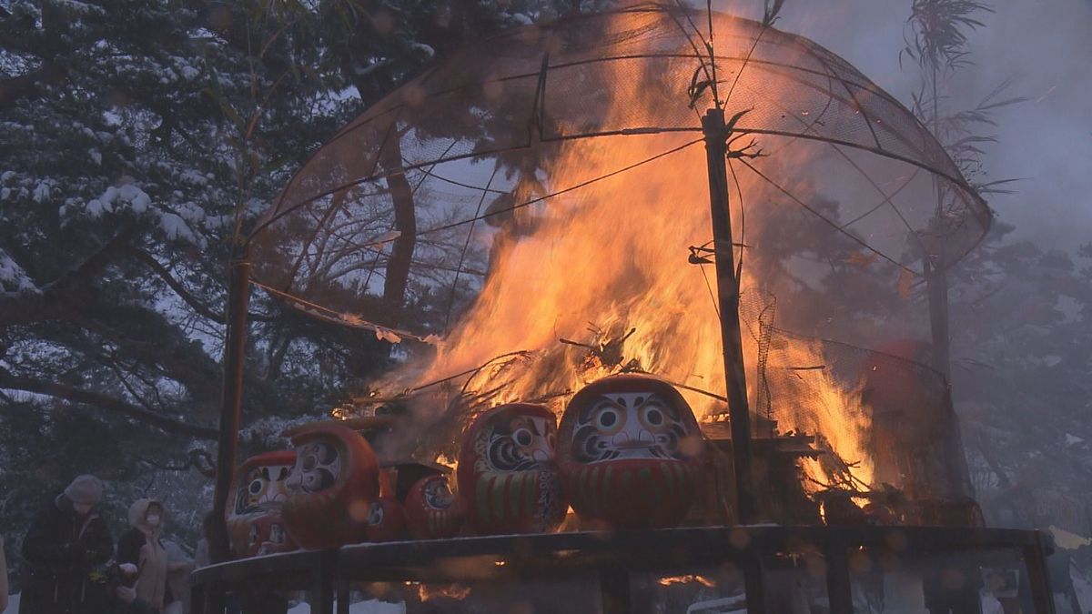 縁起物焼き身体を清める伝統行事「どんど焼き祭」　1年の無病息災願う　鶴岡市の荘内神社