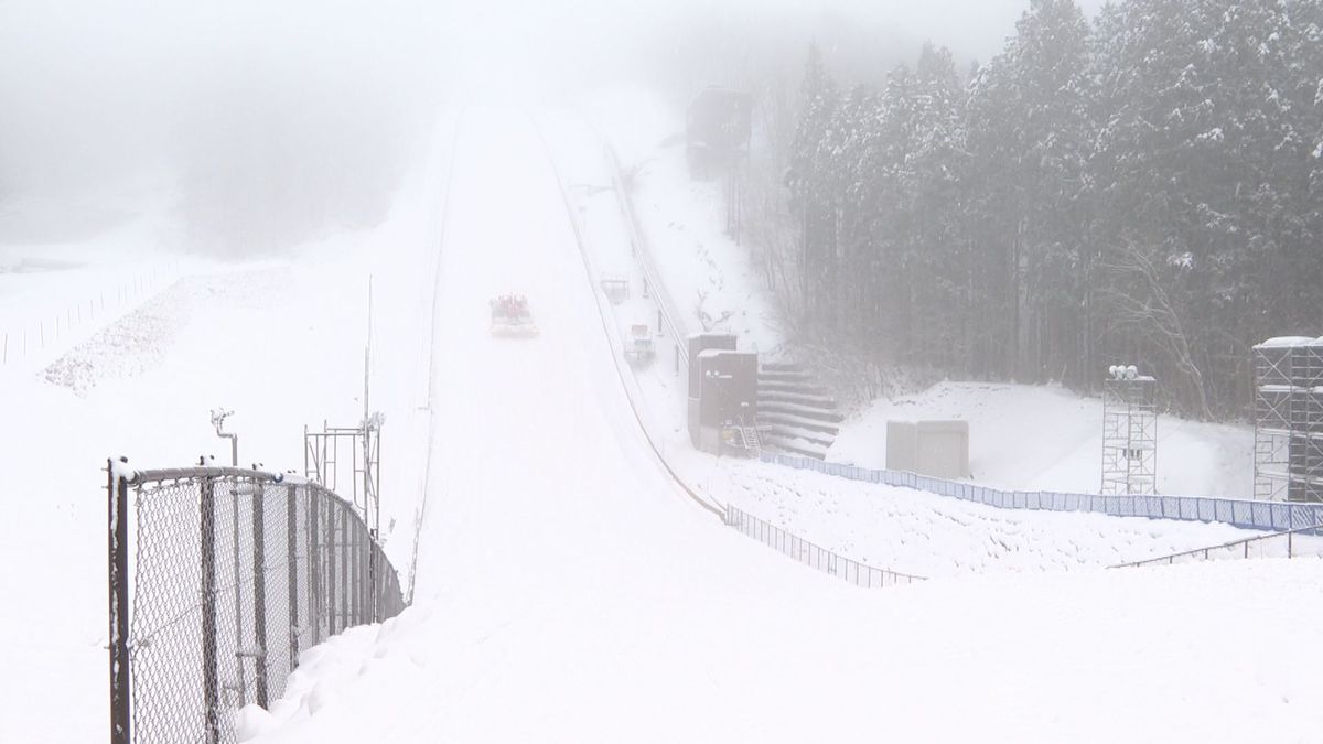 10トントラック245台分の雪を搬入完了　蔵王のジャンプ台　ワールドカップに向け準備