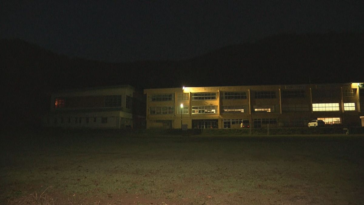 小学校のグラウンドにイノシシ出没　10月に入り敷地内に足跡があり警戒中　山形・南陽市