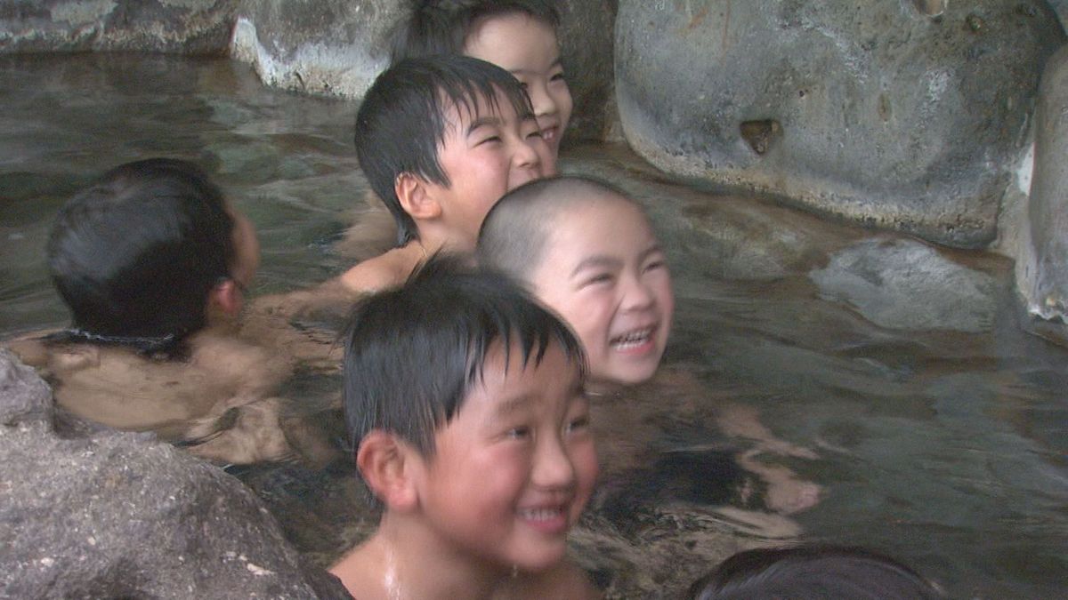 温泉の入浴マナー学ぶ教室　湯野浜温泉で地元の園児たちが楽しむ