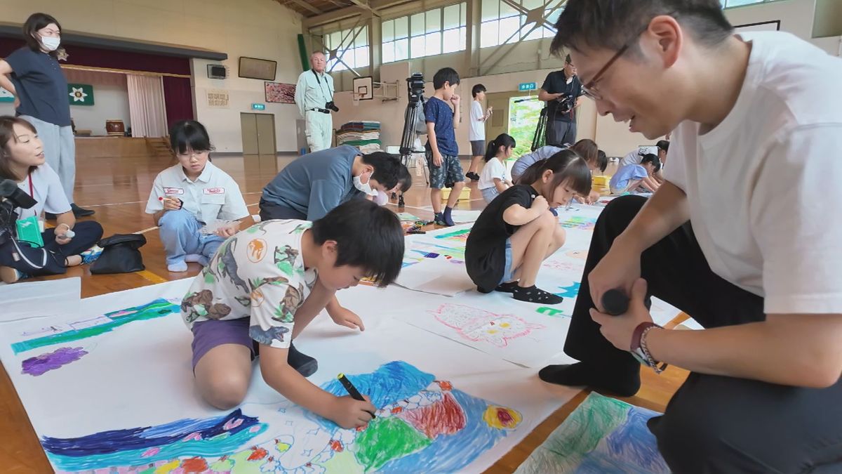 幅10メートルの大キャンバスに地元の好きなところ描く　村山市の小学校で絵画教室