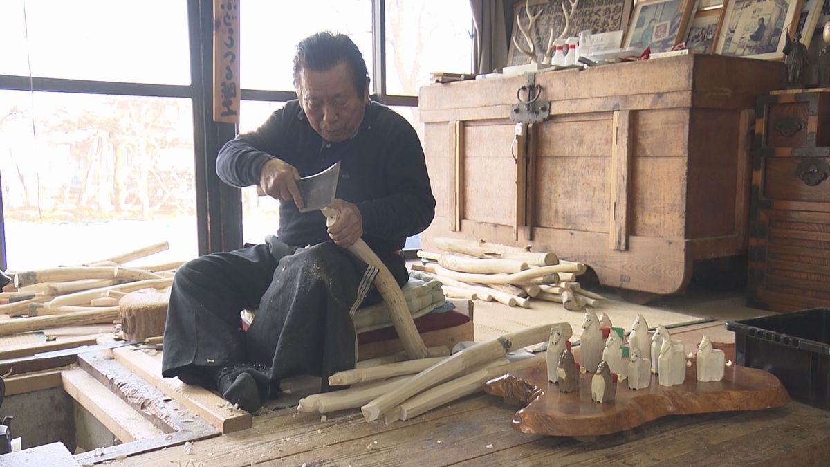 米沢市で伝統工芸「笹野一刀彫」による「午」の置物作り最盛期 「前に 