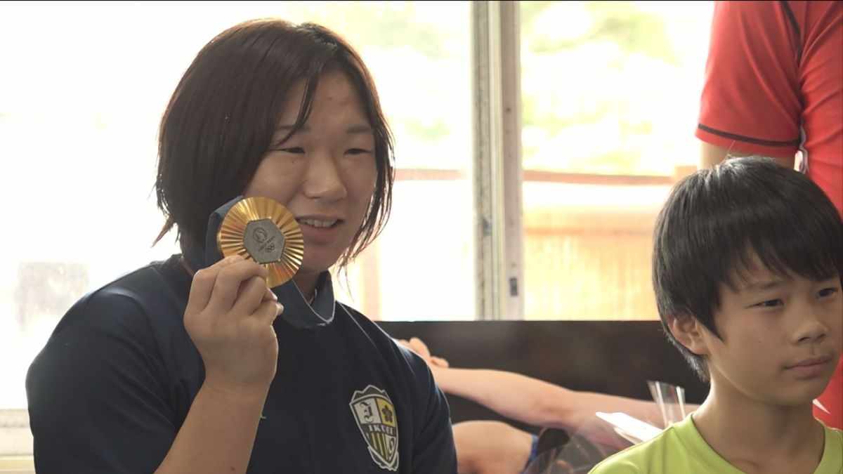 金メダリストの強さに感動　パリ五輪レスリング女子の元木咲良選手が三川町で児童らを指導