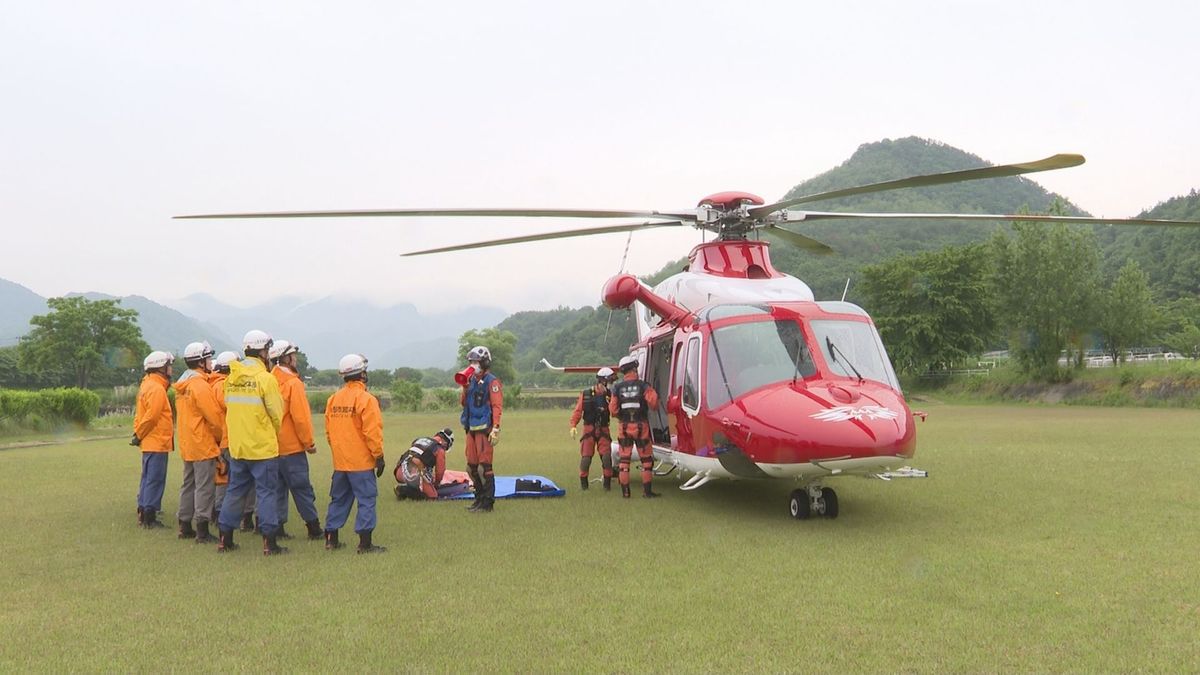 夏の登山シーズンを前に県消防防災航空隊と山形市消防本部が合同訓練　連携を強化