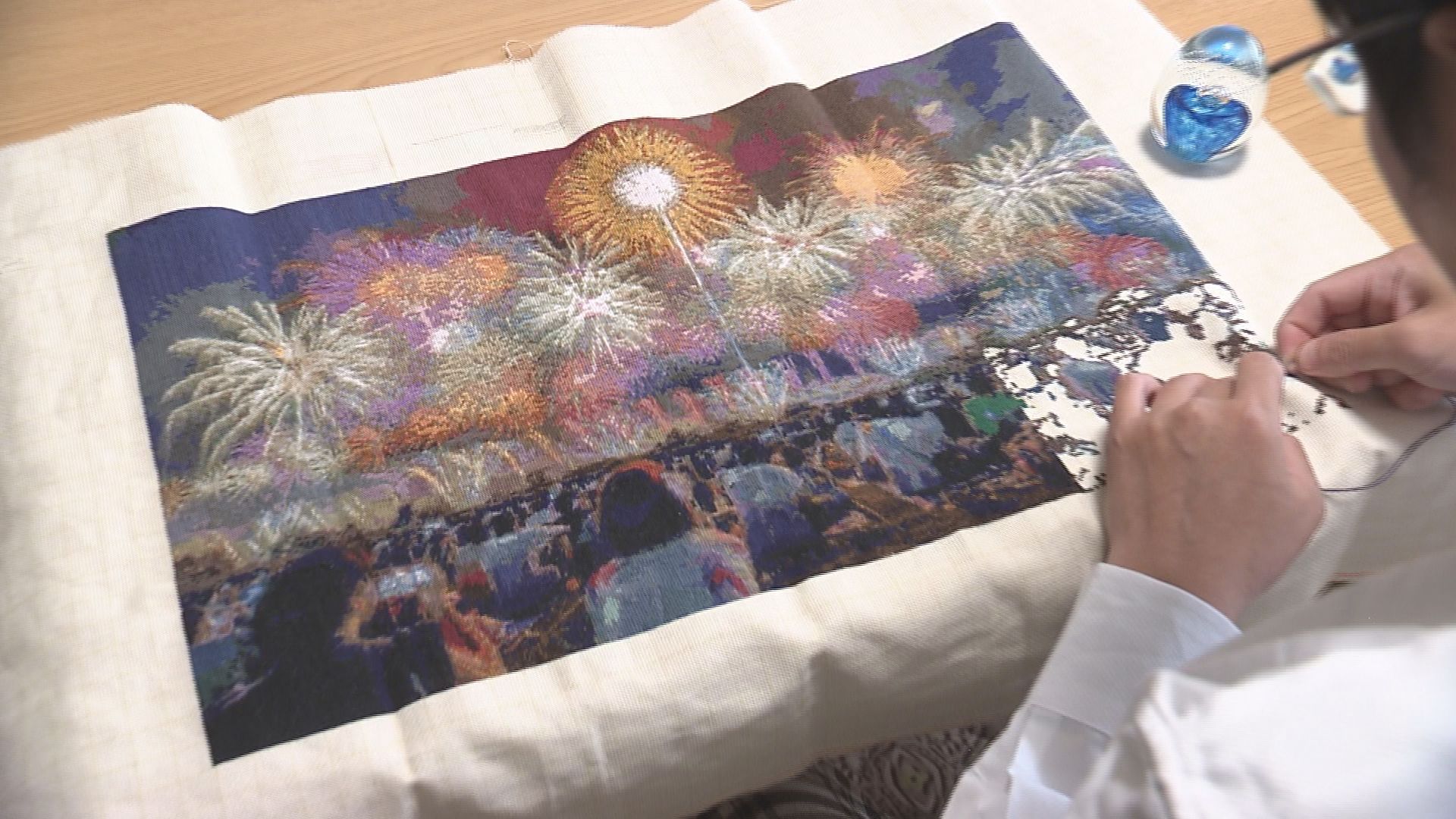 豪雨による被災地の復興願い「酒田の花火」題材に刺繍アート 米沢市内