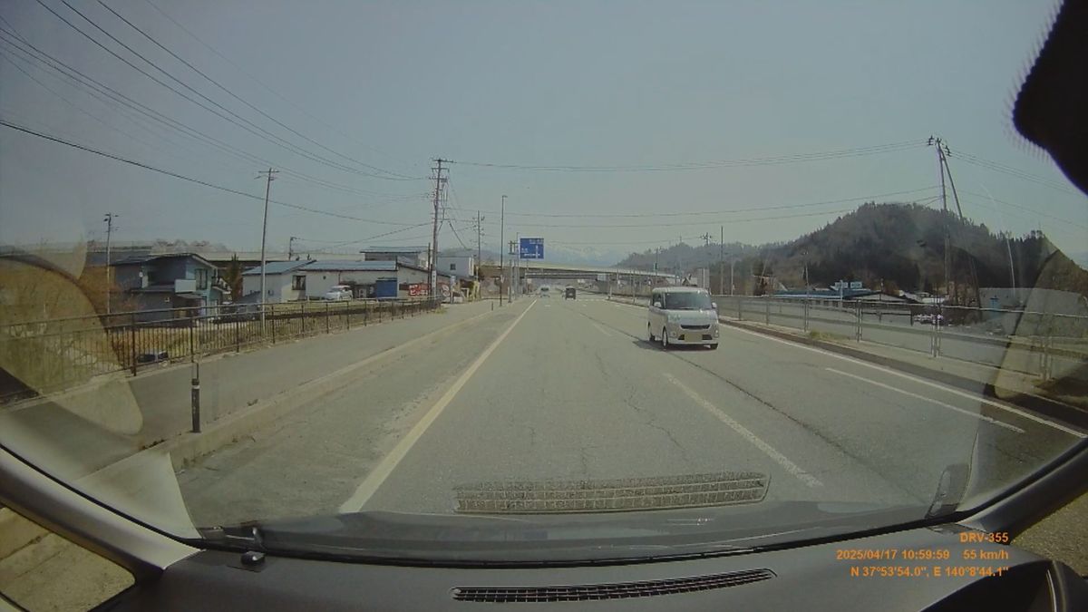 米沢市の国道13号で逆走する車をドラレコで撮影 高齢の女性が運転か 警察が注意呼びかけ