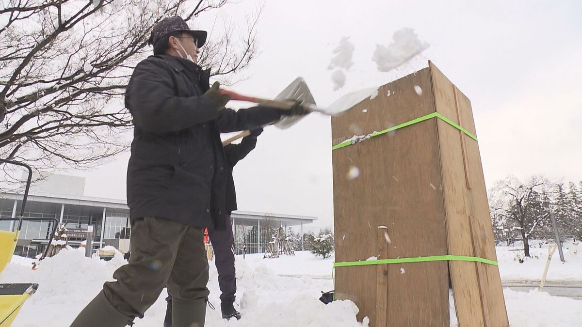 アシストスーツ使い雪灯籠作り　除雪作業の負担軽減できるか実証実験　