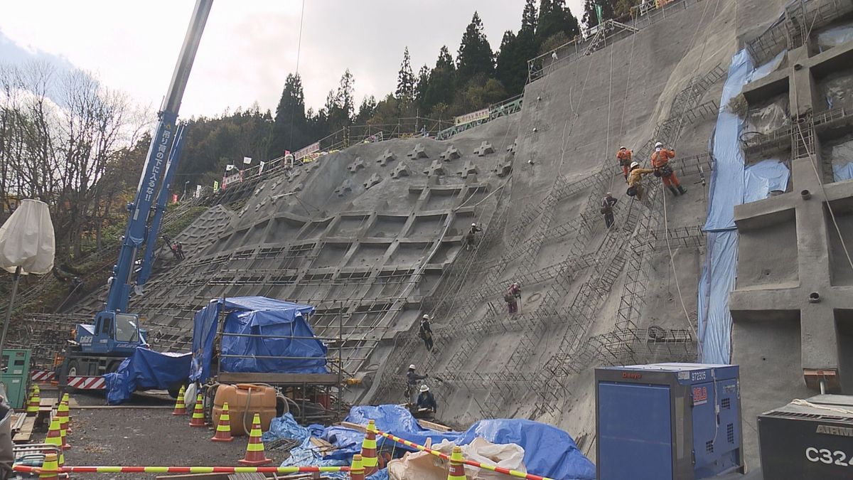 豪雨被害で片側交互通行続く国道121号　全面復旧は2026年3月の見込み