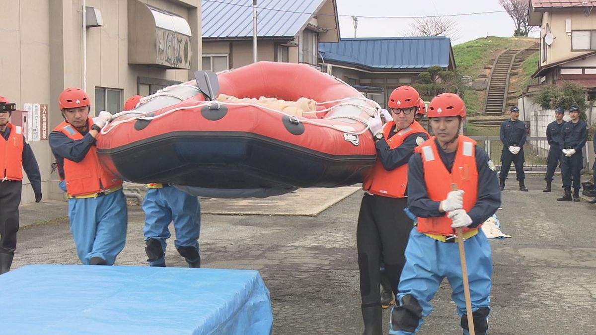 天童警察署が集中豪雨を想定した救助訓練　去年の大雨被害受け山形県警が警察官全員分の救命胴衣配備