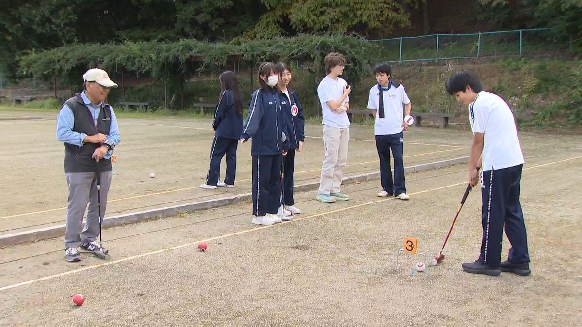 アメリカ人留学生も体験！ゲートボールで世代間交流 ベテラン選手が手ほどき 山梨