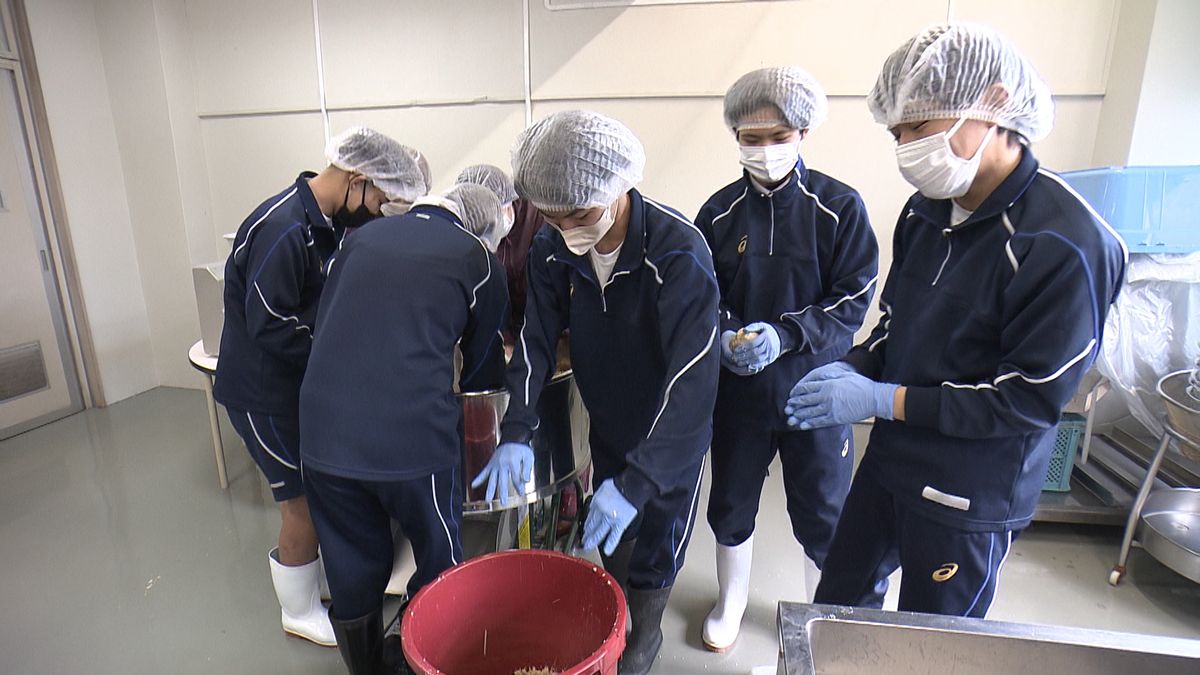 高校生が「あけぼの大豆」の味噌づくりを体験 山梨県