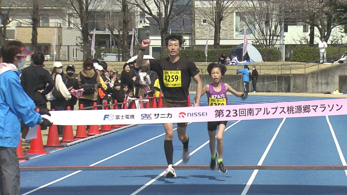 咲き始めの桃の花もお出迎え 桃源郷マラソン 約3,300人が健脚競う 家族連れも参加 山梨
