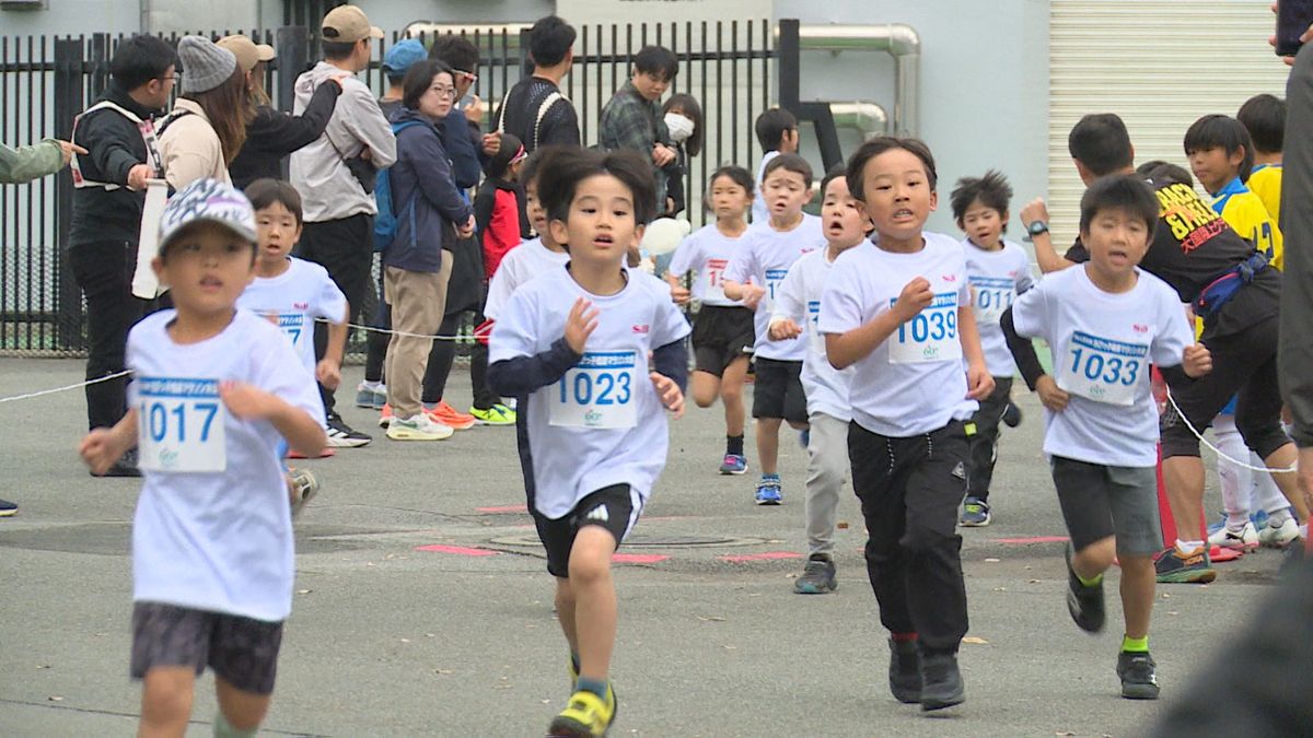 小学生対象の「健康マラソン」 公園内のコースを力走 家族らが声援 山梨