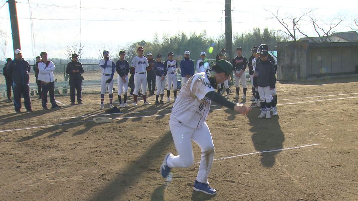 中学生が熱心に学ぶ