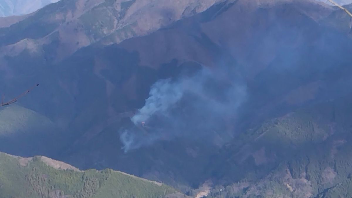 相次ぐ山火事 消火作業続く 上野原では5ヘクタール焼失 5日連続で乾燥注意報 山梨