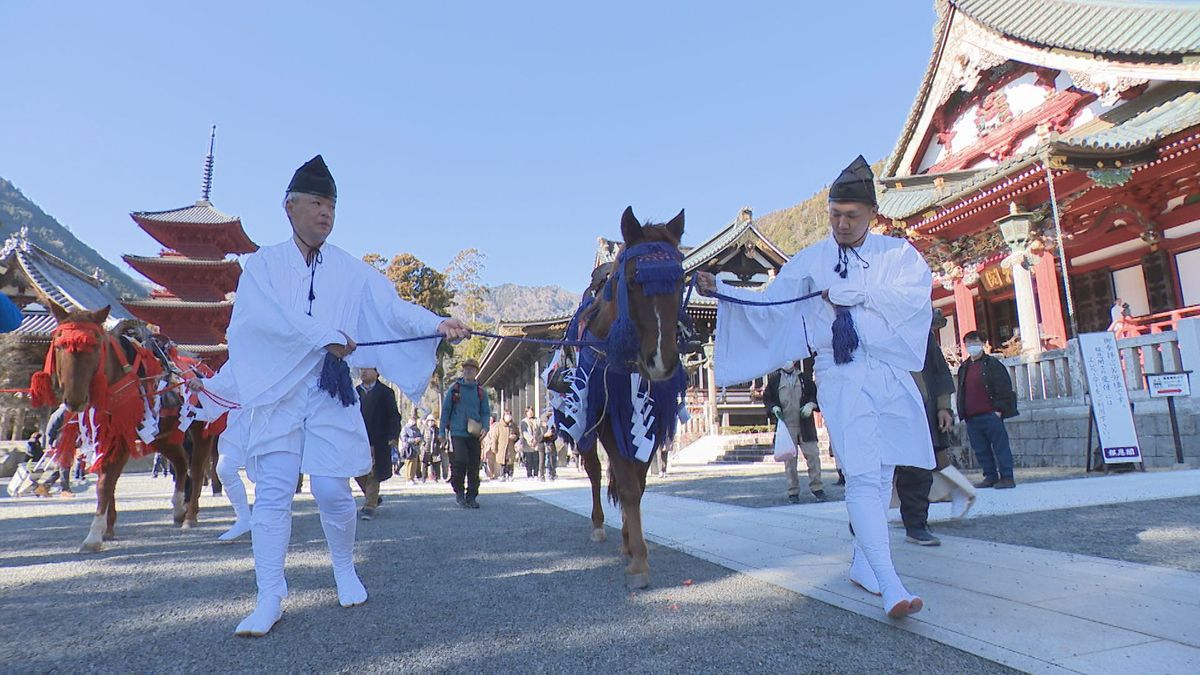 身延山久遠寺で「御年頭会」と「曳馬式」新年の伝統行事で1年の平穏祈る 山梨