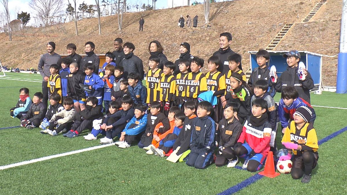 「サッカー選手を多く輩出する県に」 プロ選手が小学生に技術を指導 山梨出身Jリーガーが企画