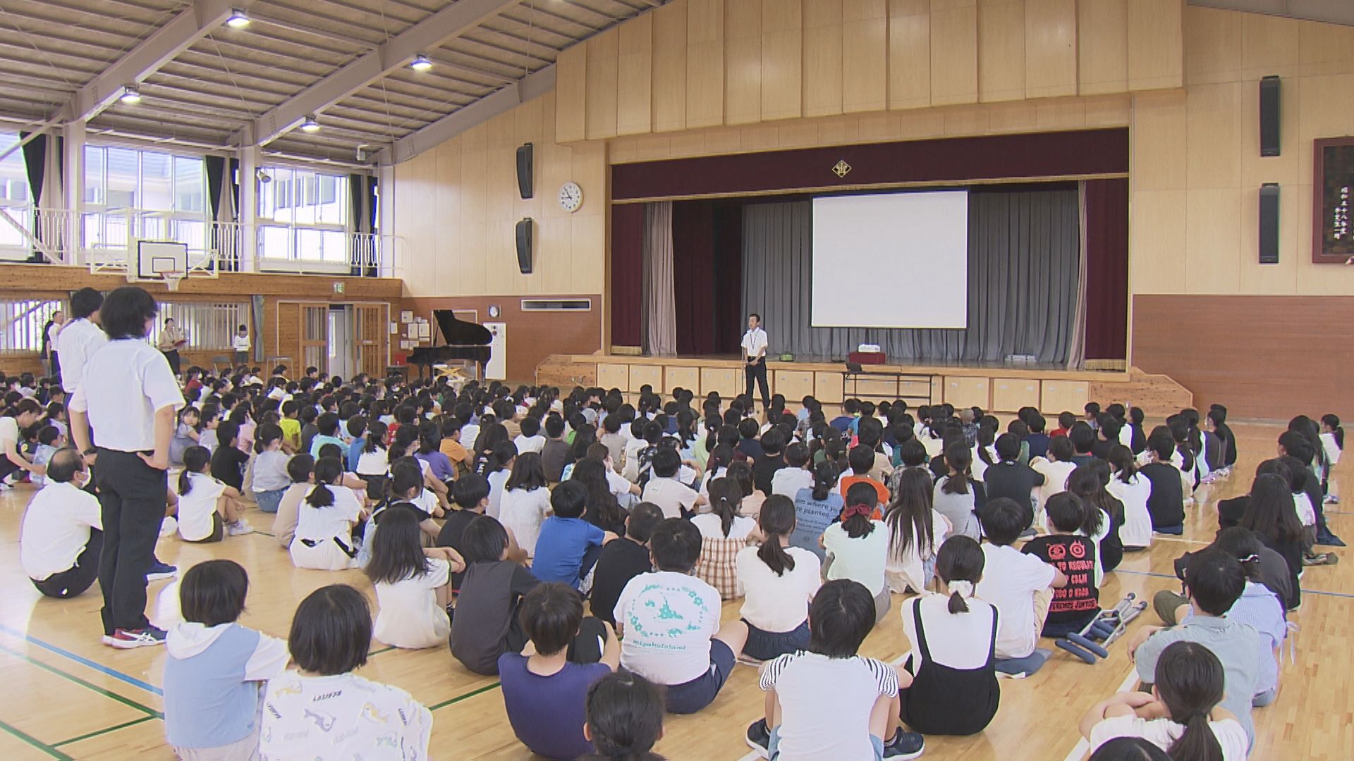 さあ夏休み！多くの小中学校で終業式「家族で海へ」児童が胸躍らす