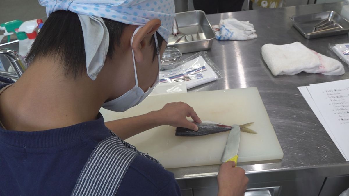 海の大切さ感じながら～小中学生らが魚のさばき方を学ぶ　山梨県