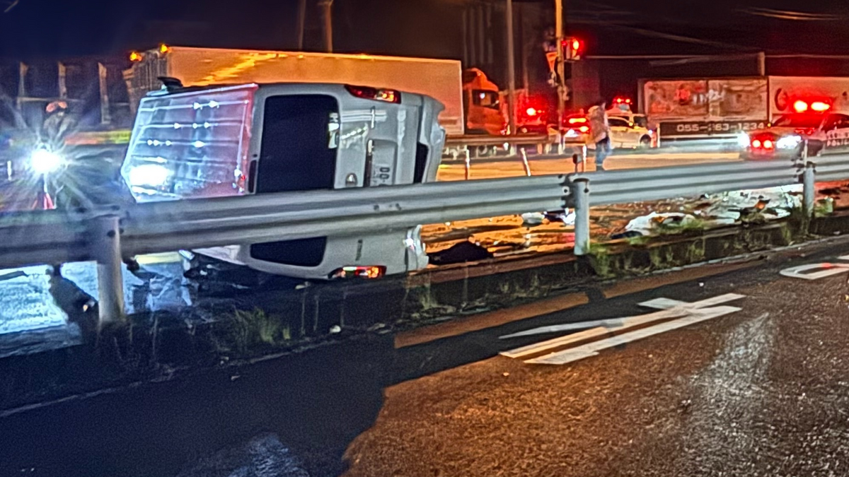 国道20号で車衝突 男女3人が重軽傷 右折車と直進車が衝突か 山梨・笛吹市