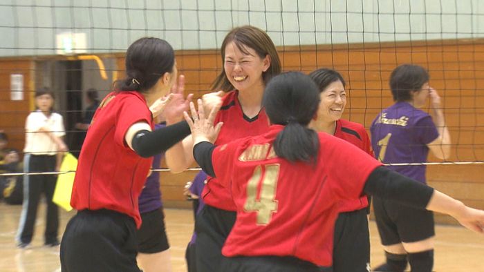 推薦24チームが熱戦 4強決まる ママさんバレーの県大会開幕 関東切符の選考も兼ねる 山梨