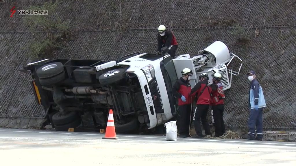 高所作業車にはねられ死亡 62歳の男性と判明 移動させようとして動き出す 山梨