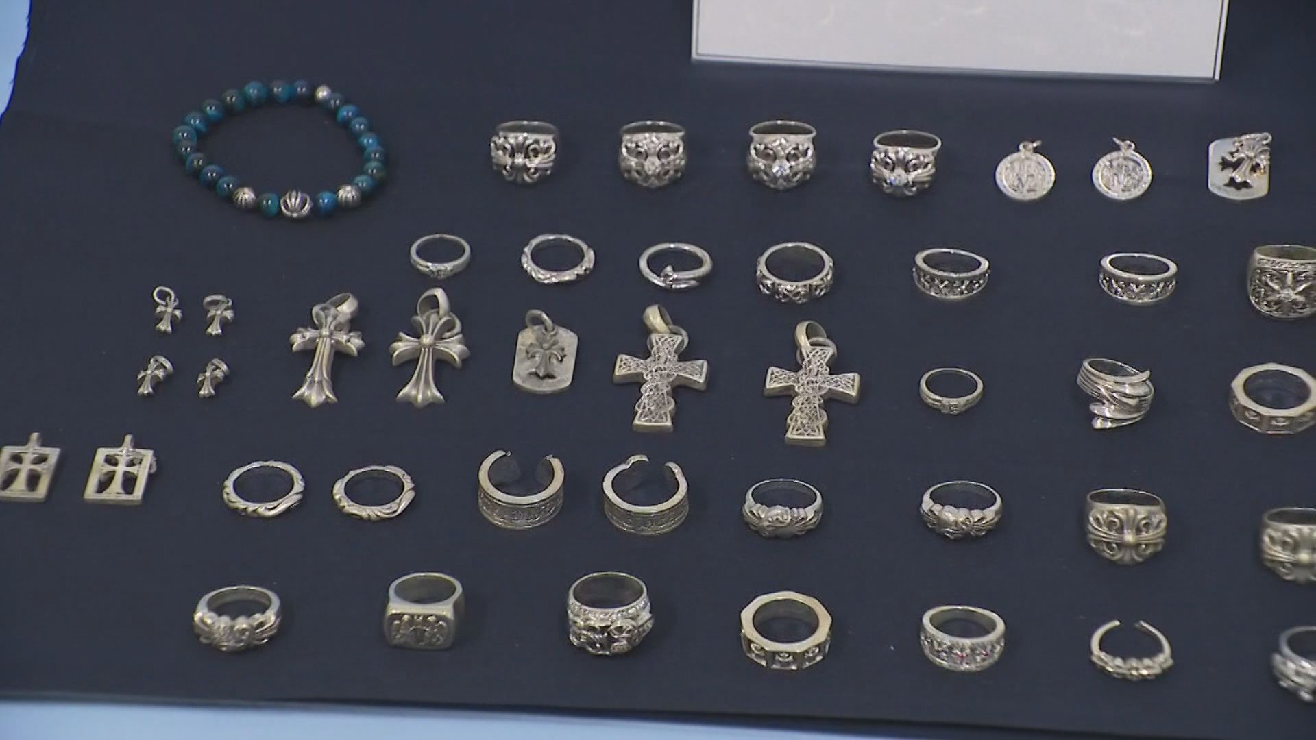 クロムハーツ」の偽物を販売か 笛吹市の夫婦を逮捕 関係者「金の高騰で