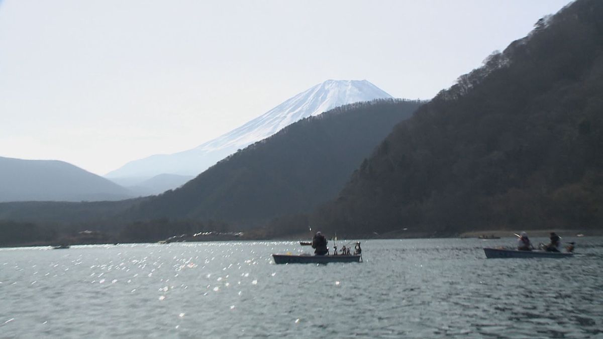 本栖湖のヒメマス釣りに“異変”「1匹も釣れず」解禁見送り 深刻な理由が… 山梨