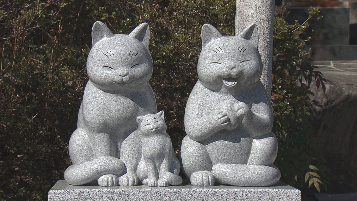 こま犬ならぬ「こま猫」お目見え 3匹の親子をデザイン 山梨の神社に登場のワケは？