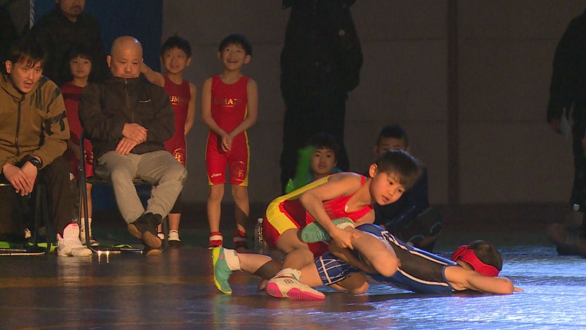 初開催のレスリング大会 照明や音響でショーアップ 1都7県から参加 山梨県