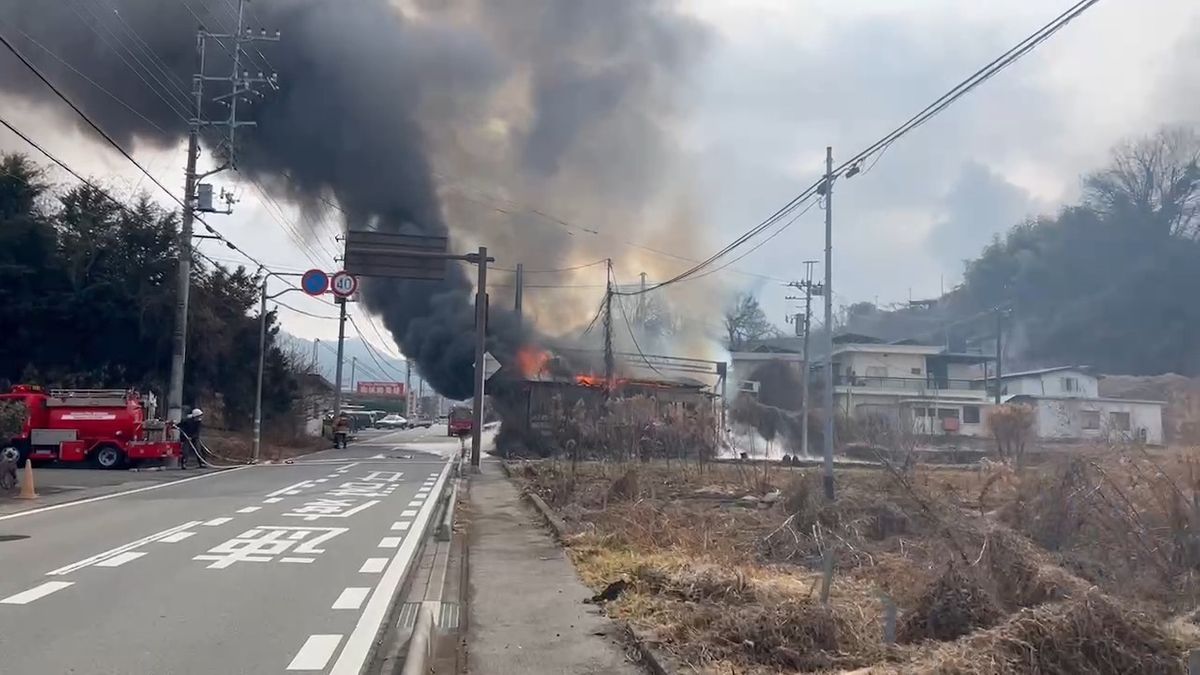 【速報】「建物から大量の黒煙」と通報 笛吹で火災発生 消火活動中 山梨