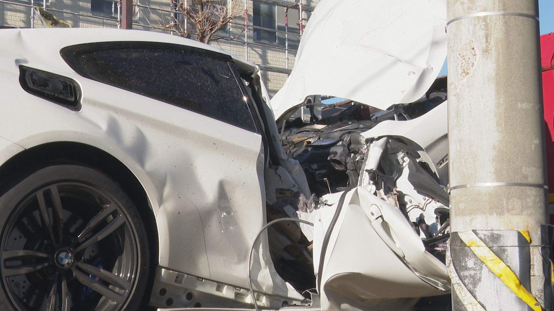 動画あり】乗用車が猛スピードで支柱に衝突 男性2人死傷 衝突の瞬間を