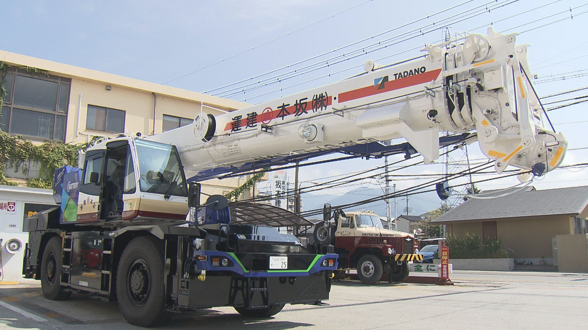 全国で3台のみ 最新鋭の大型フル電動クレーン車が県内に 排ガス出さず