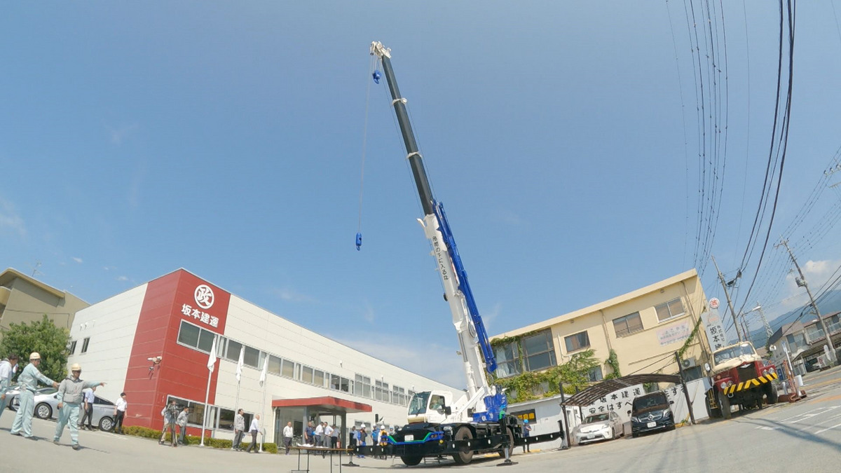 全国で3台のみ 最新鋭の大型フル電動クレーン車が県内に 排ガス出さず