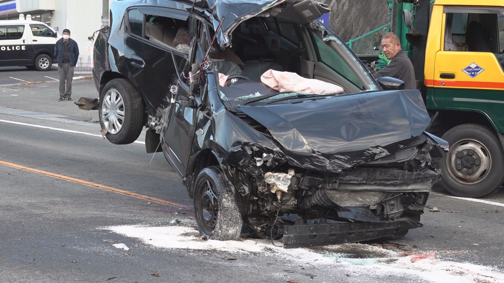 無免許運転の17歳高校生ら3人死傷 国道で乗用車が横転 親の車で都内