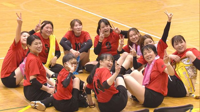 夏の女王は春日居ベリーに 5大会ぶり3回目の優勝 多彩な攻撃で強豪・田富北にフルセットで勝つ 山梨