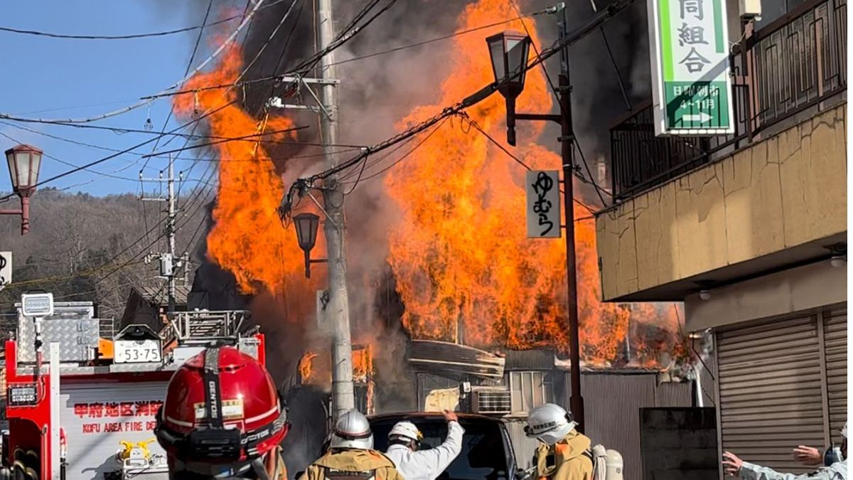 湯村温泉郷で朝火事 飲食店の厨房から出火し2棟全焼 1人軽傷の模様 山梨・甲府市