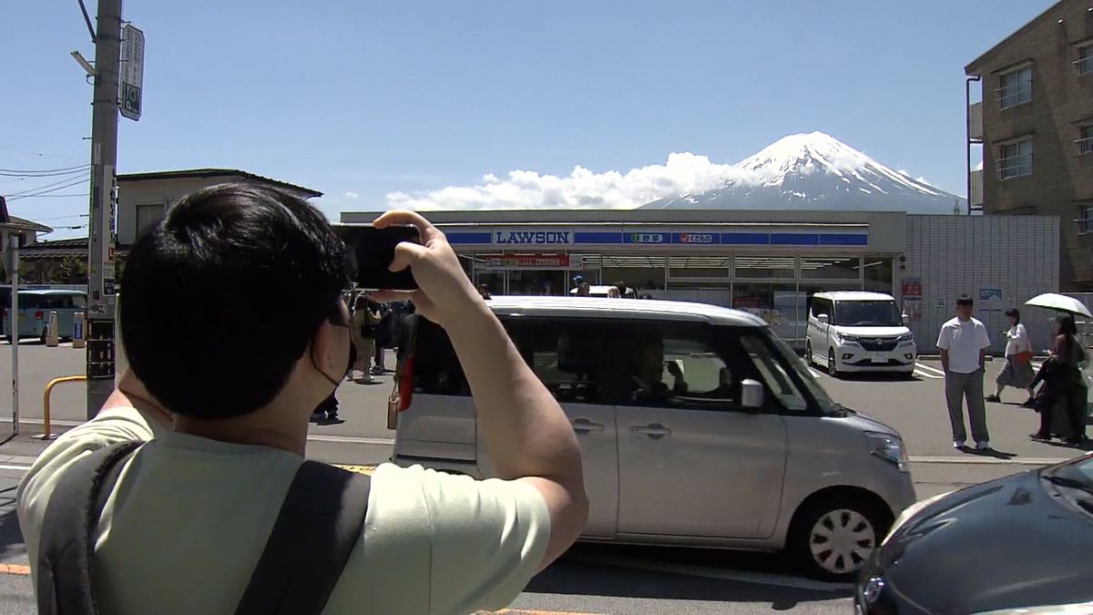 「黒い幕」設置前の“富士山ローソン”