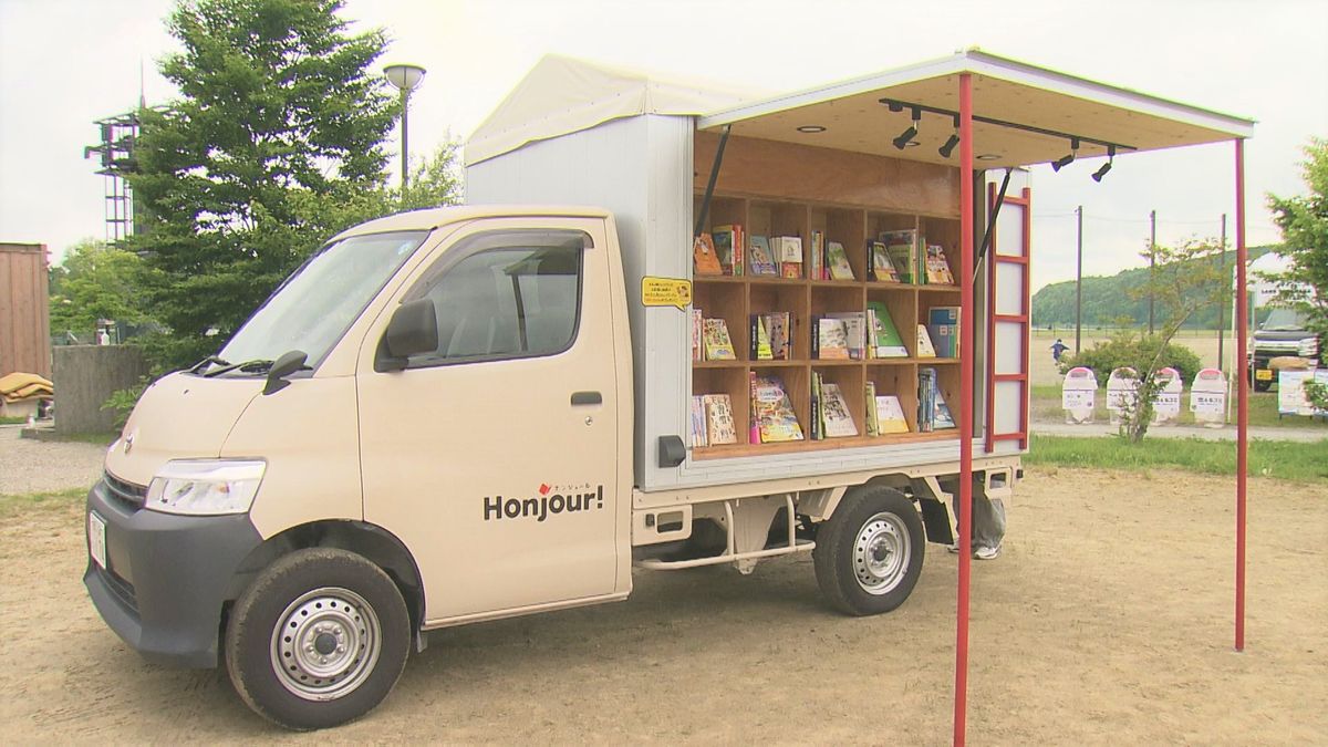 本の移動販売車