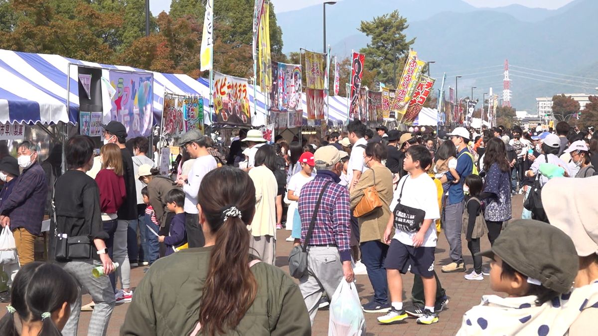 「甲府大好きまつり」 連休中の家族連れなどでにぎわう 山梨県