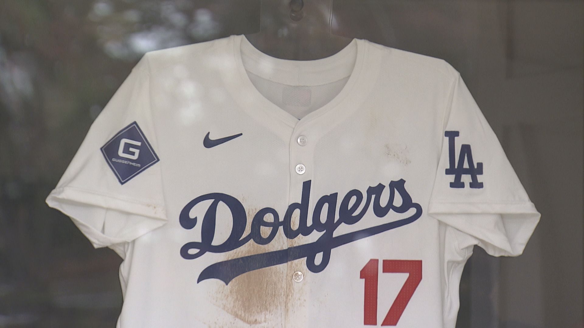 大谷翔平選手のユニフォーム展示 パドレス戦で着用 “汚れ”もそのまま