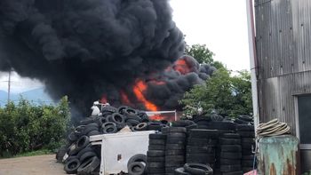 【速報】立ち上る真っ黒な煙…タイヤなど焼く火事 山梨・笛吹市