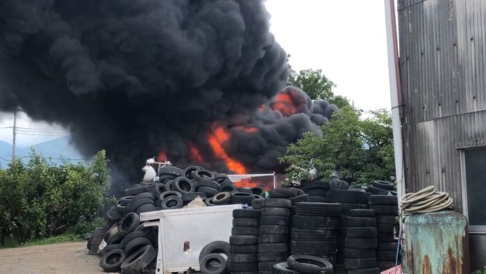 【速報】立ち上る真っ黒な煙…タイヤなど焼く火事 山梨・笛吹市