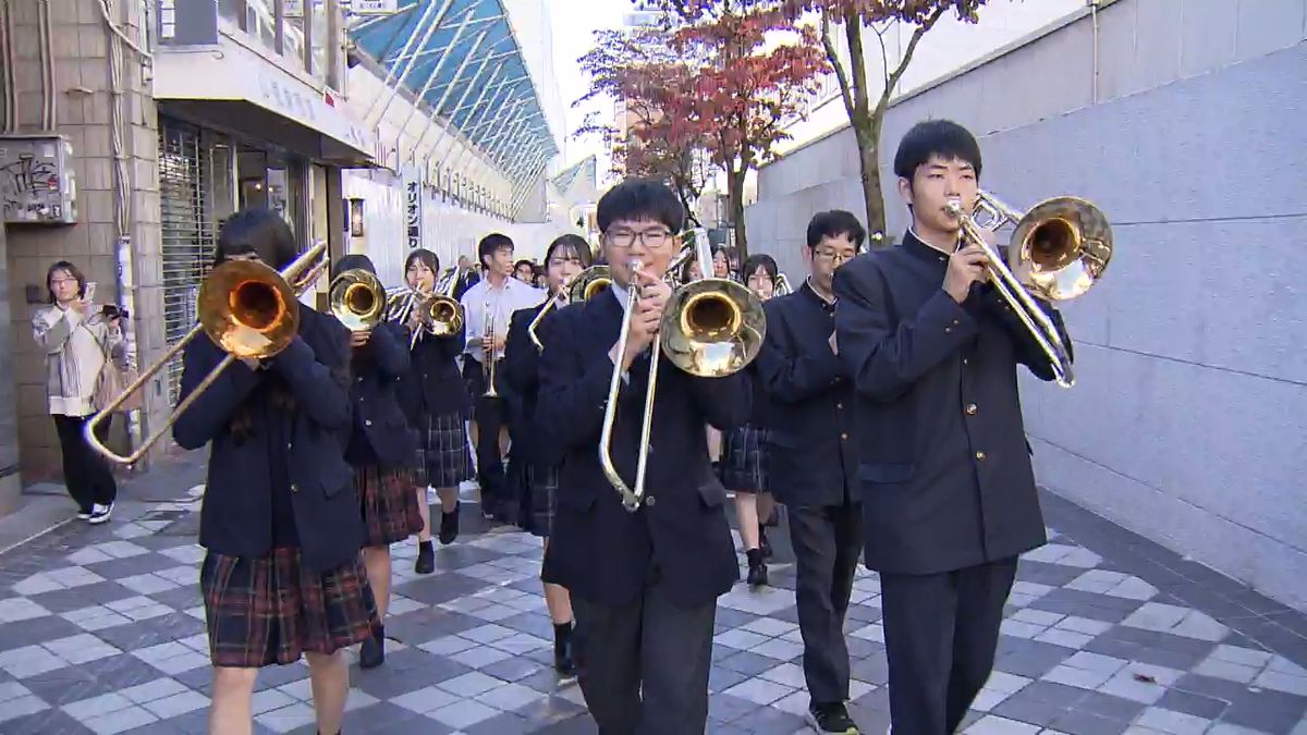 「みんなに笑顔を」高校生が中心街を華やかにパレード 芸術文化祭が開幕 山梨